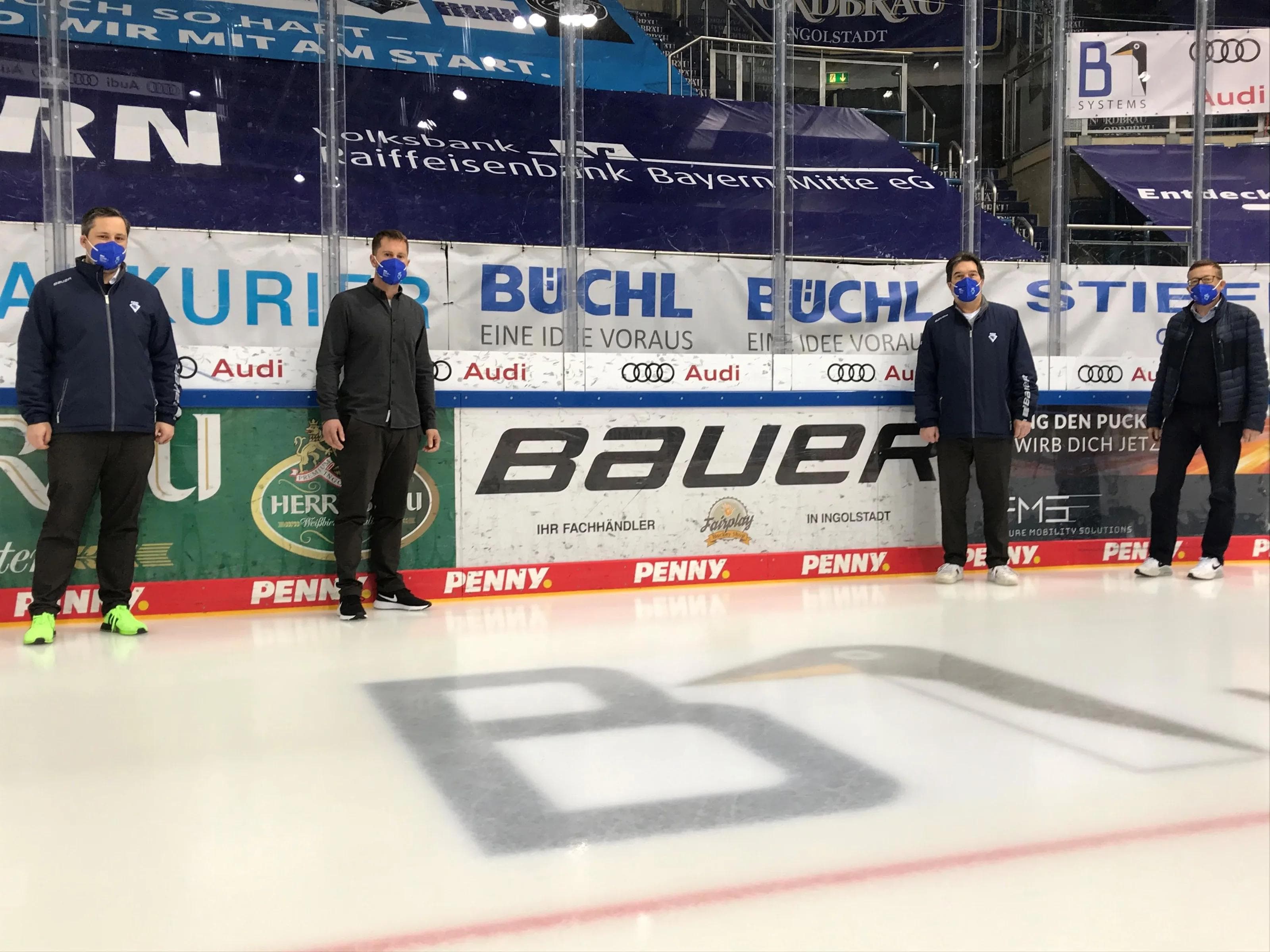 Nicholas Rausch (Direktor Sales & Ticketing beim ERC), Christian Groh (Schanner), Larry Mitchell und Marc Meier (Schanner) (v.l.n.r.) freuen sich auf die weitere Zusammenarbeit.