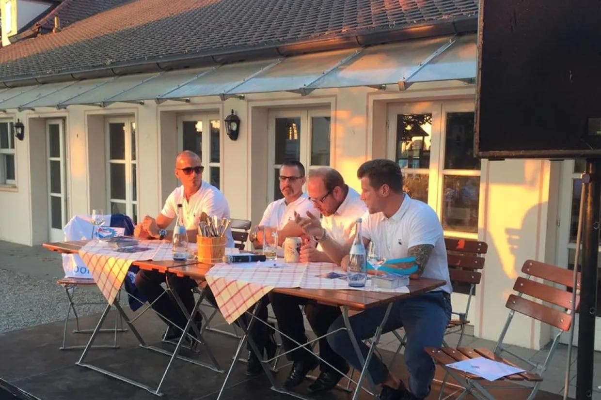 Die beiden Kapitäne John Laliberte (links) und Patrick Köppchen (rechts) wurden von Trainer Tommy Samuelsson und Sprecher Claudius Rehbein vorgestellt.