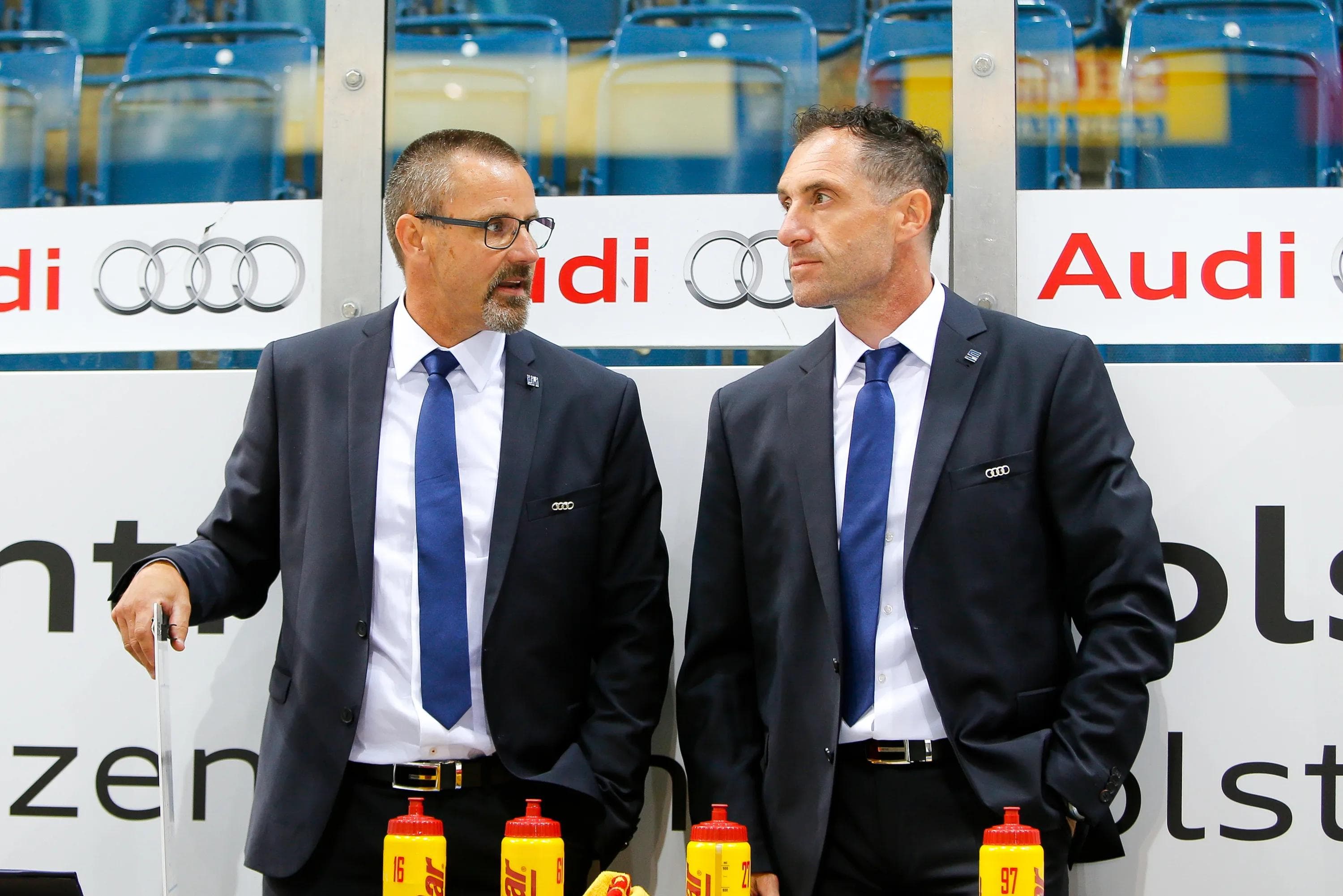 Tommy Samuelsson (links, mit Co-Trainer Petr Bares) im Interview zur Vertragsverlängerung. Foto: Strisch / st-foto.de