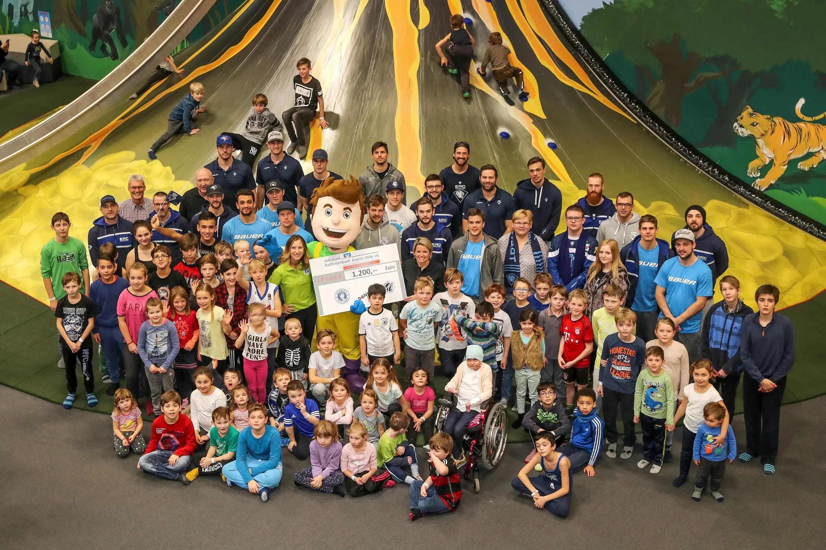 Die Mannschaft des ERC Ingolstadt gemeinsam mit den Kindern von "Goals for Kids" in "Bennis Playland". Foto: Bösl / kbumm
